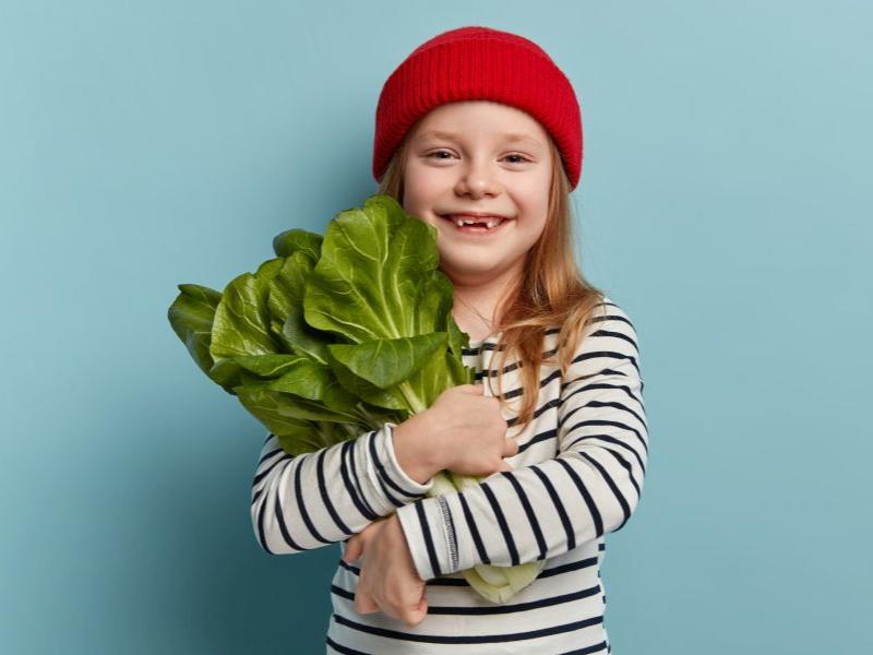 Pige, der holder et salathoved